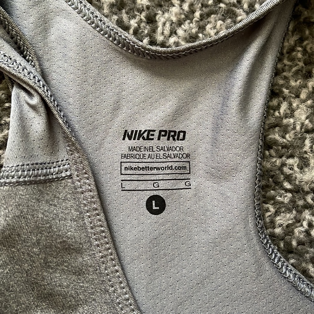 Women Nike dry fit top. Worn once. Fitted - Picture 3 of 5